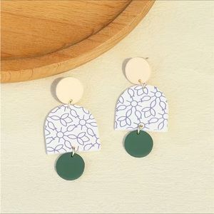 Flower pattern dangle earrings